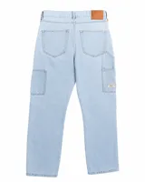 Jean carpintero de corte regular fit, confeccionado en denim de algodón color azul claro con lavado lightwash. Presenta diseño utilitario con bolsillos laterales funcionales y detalles metálicos en color cobre.