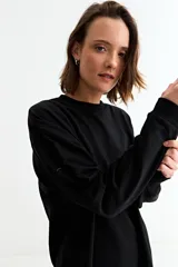 Vestido de algodón de corte recto y holgado, con cuello redondo y mangas largas con puños elásticos.