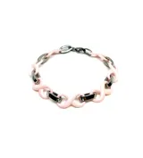 Pulsera de acero plateado con eslabones de cerámica rosada y cierre de mosquetón.