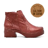 Bota corta de cuero color ladrillo, con cierre lateral, taco cuadrado y plataforma.
