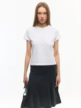 Remera básica de manga corta y cuello redondo, de corte ajustado y largo a la primera cadera, confeccionada en jersey de algodón.