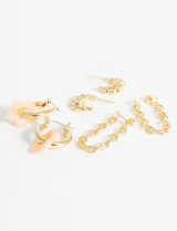 Set de aros dorados con diferentes diseños: aros tipo argolla con dije de flor color durazno, aros tipo argolla acanalados y aros colgantes con eslabones.