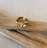 Anillo dorado ajustable de bronce con detalle de tres esferas.