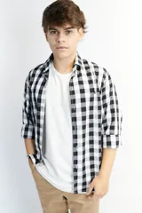 Camisa de hombre a cuadros blancos y negros, con cuello italiano, corte clásico y mangas 3/4.