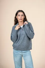 Cárdigan gris de tejido de punto acanalado, con cuello alto, cierre de cremallera corto y corte holgado.