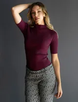 Buzo Philosophy de tejido acanalado color borgoña, con cuello alto y mangas cortas.