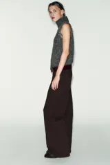 Top sin mangas confeccionado en mezcla de lana y alpaca, con cuello subido y detalle de abalorios joya aplicados en los hombros.