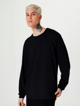 Remera de manga larga con cuello redondo, diseño básico y corte recto.