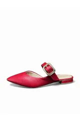 Zuecos rojos marca Ana Paula, con diseño de punta fina, taco bajo y tira en el empeine con hebilla metálica grande.
