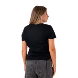 Remera de manga corta color negro con estampado frontal que presenta un paisaje de montañas, un sol y un pino, junto con el logo de la marca Columbia.