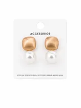 Aros de diseño geométrico con pieza superior cuadrada de acabado mate dorado y pieza inferior esférica de perla blanca.
