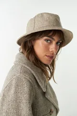Sombrero tipo bucket de lana color beige con textura tweed.
