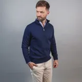 Buzo de punto color beige con diseño de medio cierre y cuello alto, confeccionado en mezcla de algodón y poliéster.
