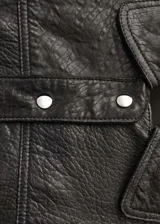 Chaqueta de cuero ovino en color negro con acabado en napa. Presenta cuello camisero, cierre frontal con botones a presión metálicos, bolsillos laterales y puños abotonados.