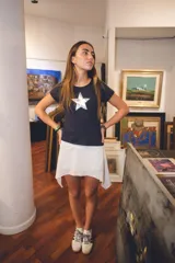 Remera negra de algodón de manga corta con aplique de estrella roja en el pecho.