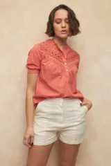 Short de lino color crema, de tiro alto, con bolsillos laterales y botón a tono.