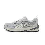 Championes Puma Milenio Tech 2000 SD, color gris con detalles en blanco y negro, confeccionados con malla transpirable y superposiciones de gamuza sintética.