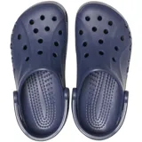 Zueco Crocs modelo Baya, color gris claro, con diseño ergonómico, perforaciones para ventilación y logo de la marca en el lateral. Cuenta con correa pivotante en el talón.