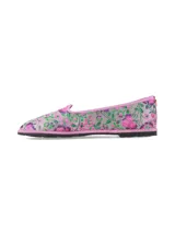 Ballerina de inspiración friulana confeccionada en terciopelo con diseño floreado en tonos rosados, violetas y verdes sobre base gris, con ribetes rosados y suela plana.