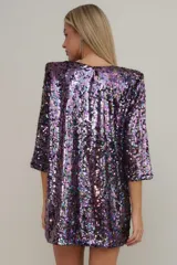 Minivestido violeta con lentejuelas, escote en V con abertura y mangas 3/4 acampanadas.