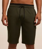 Bermuda deportiva masculina Get Over modelo alargado, confeccionada en microfibra color gris oscuro, con cintura elástica, cordón de ajuste y bolsillos laterales.