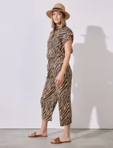 Pantalón capri de lino con estampado animal print de cebra, pretina ancha elastizada y bolsillos inclinados.