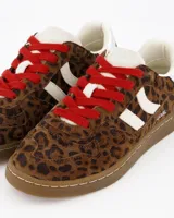 Championes Coolway modelo Goal Dark Leo con estampado animal print de leopardo, franjas laterales blancas, cordones rojos y detalles en tono plateado y marrón.