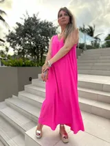 Vestido largo rojo de corte holgado, con escote en V y bolsillos laterales.