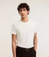 Remera masculina blanca, modelo muscle con cuello redondo y manga corta. Sin estampado, confeccionada en algodón certificado BCI.