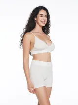 Top deportivo de estilo seamless, confeccionado en tejido de punto acanalado con diseño de escote en V y breteles finos ajustables.