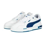 Championes Puma modelo CA Pro Glitch, de diseño urbano con base blanca y detalles en azul oscuro y azul eléctrico. Presentan una silueta clásica con suela de plataforma y el logo de la marca en el lateral.