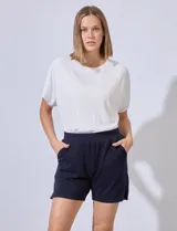 Short de algodón color rosa claro, con pretina ancha elastizada y bolsillos inclinados en la parte delantera.