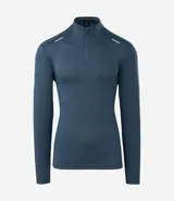 Remera deportiva de manga larga con cuello alto y cierre frontal parcial. Presenta una textura acanalada en toda la prenda y detalles reflectivos en los hombros.