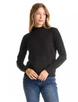 Buzo de punto color beige, con cuello alto y manga larga. Presenta un diseño de tejido liso con detalle de canalé en los hombros y puños.