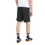 Short deportivo Adidas Originals Firebird de color negro, con cintura elástica, bolsillos laterales con cierre y las clásicas tres tiras blancas a los lados. Cuenta con el logo del trifolio bordado en una pierna.