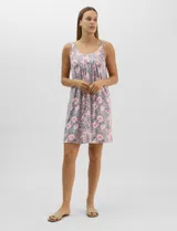 Camisón corto de tejido soft, sin mangas, con escote redondo, aplique de botones y detalle plisado en el frente. Estampado floral en tonos rosados y grises.