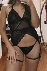 Set de lencería compuesto por un basque de encaje y microtul con portaligas incorporado y una tanga colaless regulable a juego.