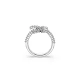 Anillo de la colección Matrix con diseño de nudo en forma de lazo, bañado en rodio y decorado con circonitas en talla baguette engastadas en garra.