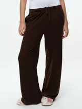 Pantalón de dormir de corte recto y pierna ancha, color marrón chocolate. Presenta cintura elástica con cordón de ajuste y un bolsillo trasero.