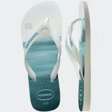 Ojotas Havaianas con base blanca y celeste con estampado de olas. Tiras blancas con diseño en relieve y logo de la marca.