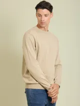 Sweater azul de tejido de punto con cuello redondo y logo bordado en el pecho.