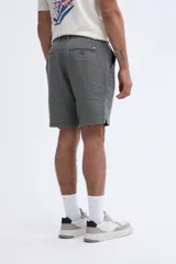 Bermuda gris oscuro confeccionada en mezcla de lino y algodón, con diseño de corte clásico, bolsillos laterales y trabillas para cinturón.