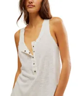 Musculosa blanca de lino y algodón, con escote redondo, cierre frontal parcial con botones, sisas bajas y costuras sin rematar con bordes deshilachados.