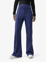 Pantalón tipo palazzo de corte holgado, con tiro alto, bolsillos laterales y costuras frontales verticales que estilizan la silueta.