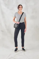 Pantalón de vestir azul marino, de corte skinny y tiro medio, con bolsillos laterales y cierre invisible en el lateral.