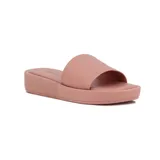Sandalias Beira Rio de plataforma baja, color crema, con tira ancha en el empeine y plantilla acolchada.