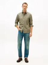 Camisa de manga larga Tommy Hilfiger de corte regular, color verde militar, con cuello abotonado, cierre frontal de botones, bolsillo de parche en el pecho con el logo bordado de la marca y puños con botones.