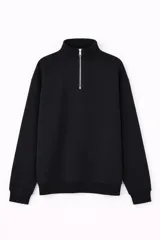 Buzo de cuello alto con cierre frontal parcial, de manga larga y corte holgado, con puños y ruedo acanalados.