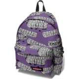 Mochila Eastpak con estampado de la marca en blanco y negro sobre fondo violeta. Tiene un asa de mano negra y dos correas acolchadas ajustables para los hombros.