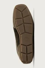 Zapatilla de cordones confeccionada en piel con acabado de serraje en tonos marrones. Presenta un diseño de perfil bajo con suela ultrafina a contraste y detalle de pespuntes decorativos.